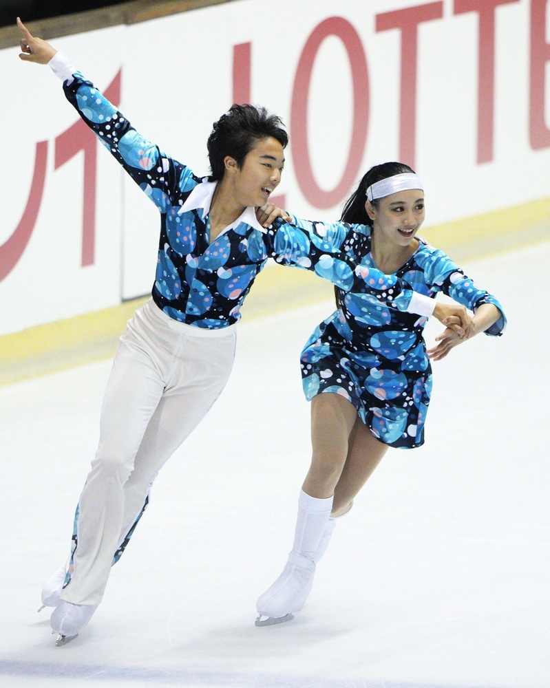 全日本ジュニア選手権のアイスダンスで2位の吉田菫(右)、小河原泉颯組=広島市のひろしんビッグウェーブ