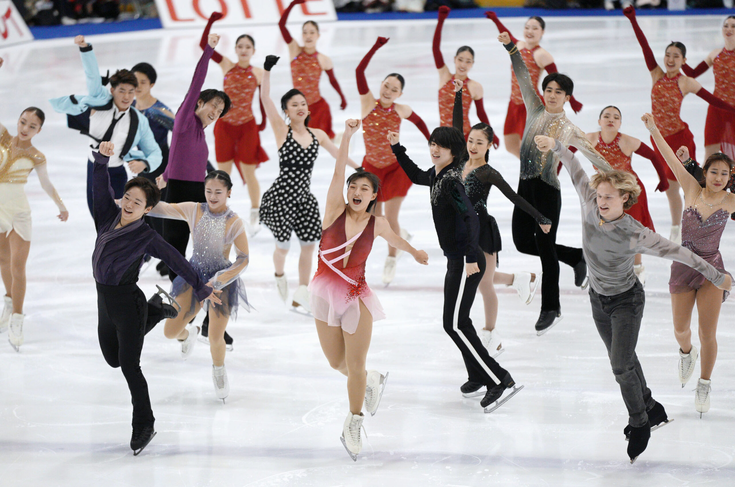 アイスショー「ドリーム・オン・アイス」のオープニングに出演した坂本花織(手前中央)ら=6月、コーセー新横浜スケートセンター