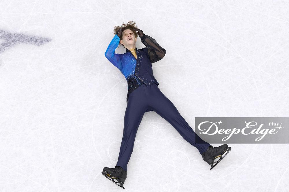 男子フリーの演技を終え、仰向けになるミハイル・シャイドロフ=ミラノ(共同)