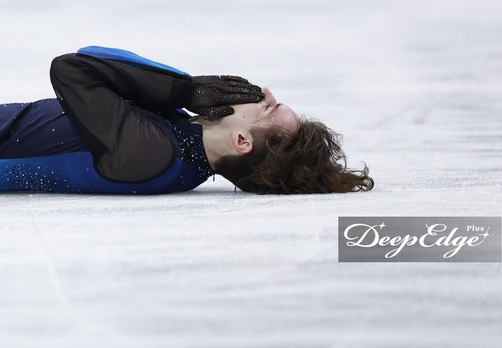 男子フリーの演技を終え、仰向けになるミハイル・シャイドロフ=ミラノ(共同)