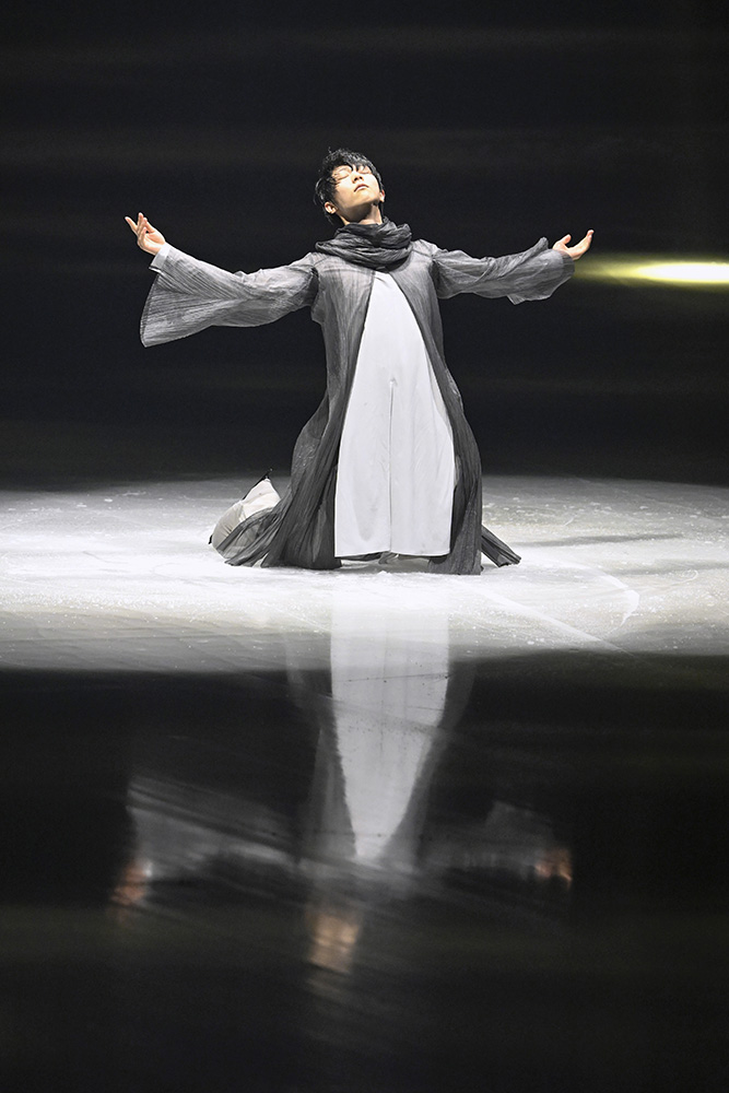 アイスショー「ＲＥＡＬＩＶＥ」で演技する羽生結弦さん＝セキスイハイムスーパーアリーナ